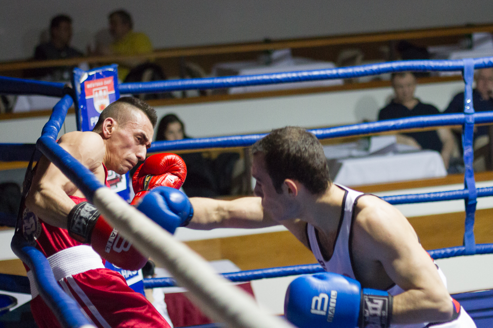 Nekolikanasobny mistr CR Erik Huliyev zasahuje Pavola Zabojnika v provazech